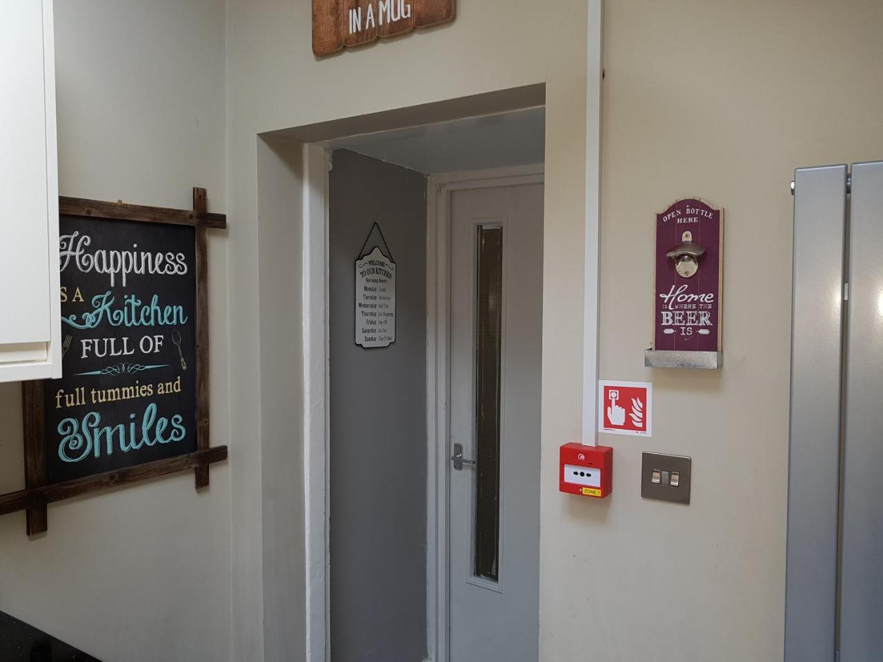 Slough Centre Townhouse With Driveway Parking For Up To Two Cars Apartment Ngoại thất bức ảnh