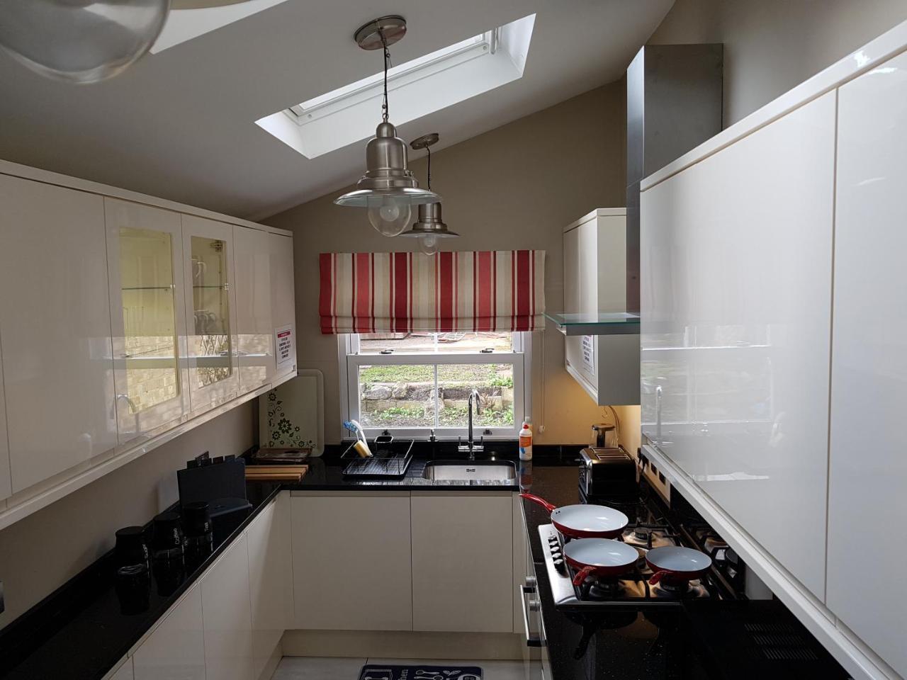 Slough Centre Townhouse With Driveway Parking For Up To Two Cars Apartment Ngoại thất bức ảnh