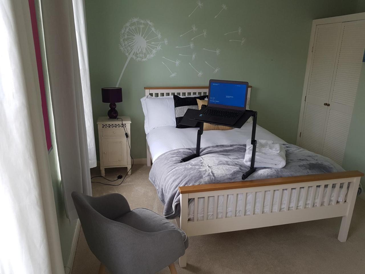 Slough Centre Townhouse With Driveway Parking For Up To Two Cars Apartment Ngoại thất bức ảnh