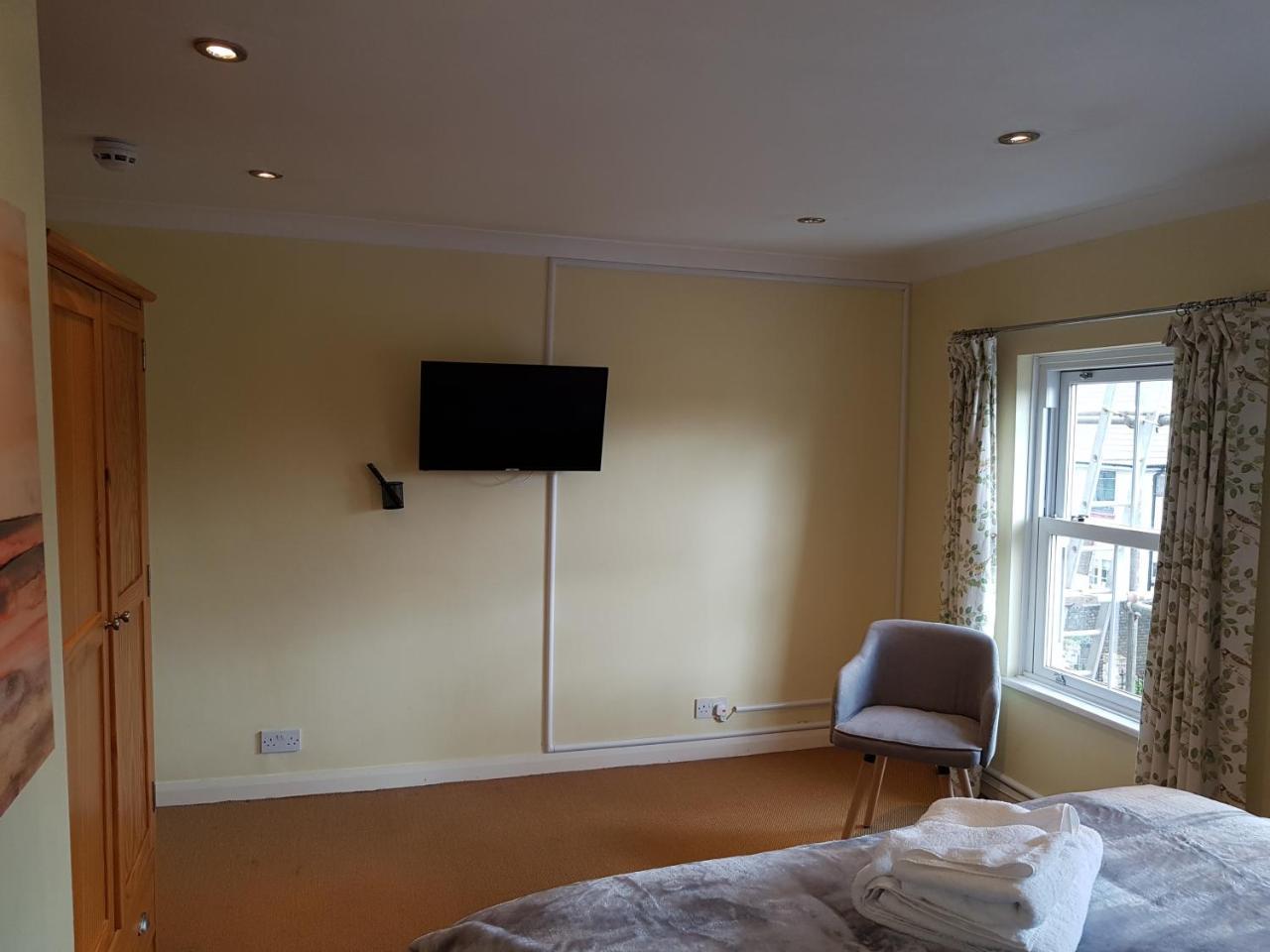 Slough Centre Townhouse With Driveway Parking For Up To Two Cars Apartment Ngoại thất bức ảnh